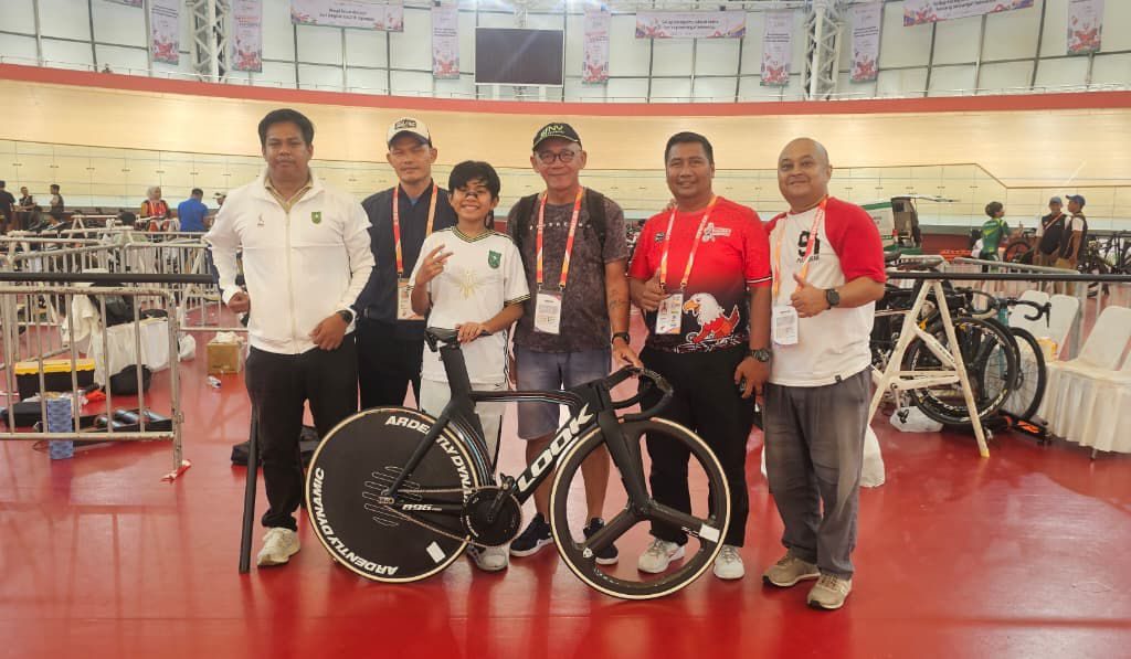 Ket Foto: Evan ditengah, bersama pengurus ISI Riau