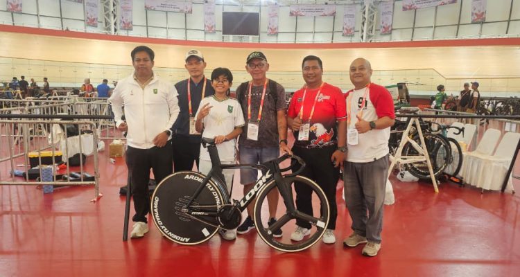 IMG-20251111-WA0035 Ket Foto: Evan ditengah, bersama pengurus ISI Riau