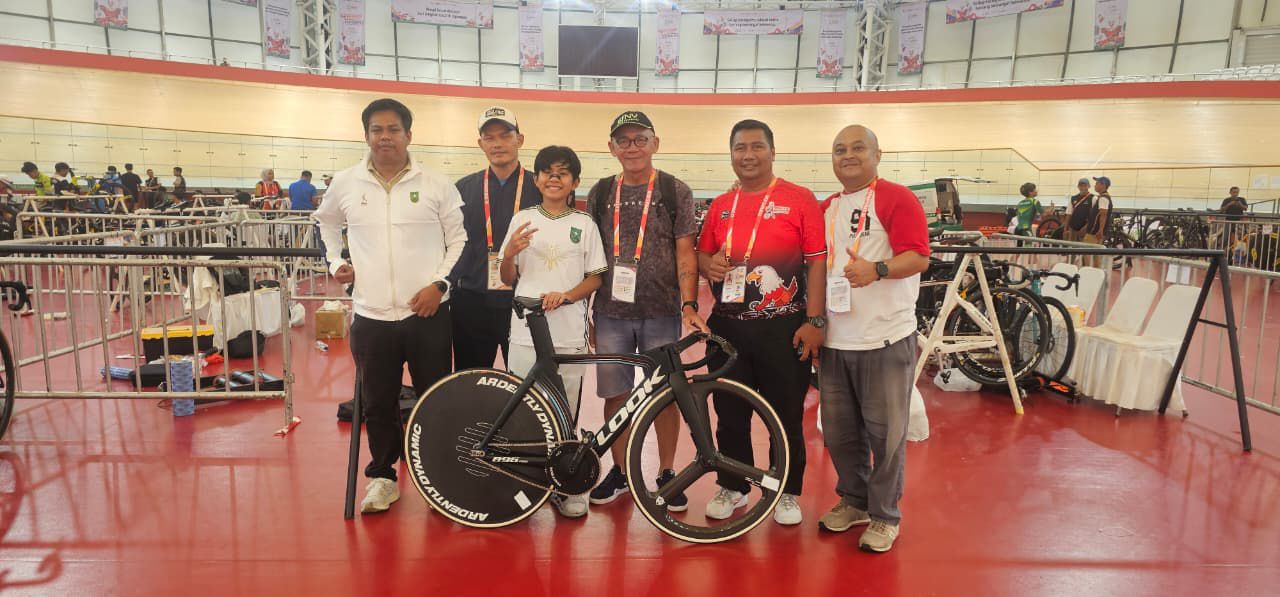 Ket Foto: Evan ditengah, bersama pengurus ISI Riau